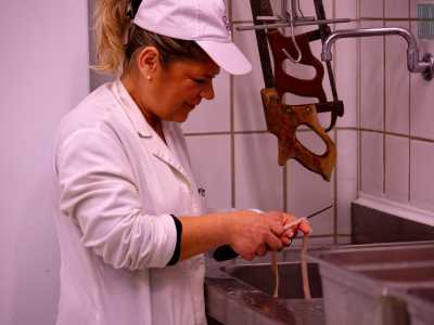 Ed ecco la 52enne Maria, la pi� �anziana� del team, che lavora in questo settore da 12 anni